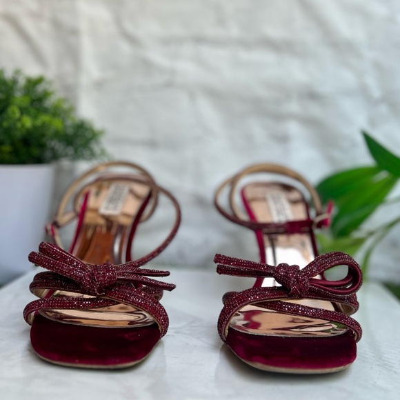 BADGLEY MISCHKA
Effie Strappy Bow
Stiletto Heels RUBY RED
$245 size 7.5 gently - Picture 16 of 17